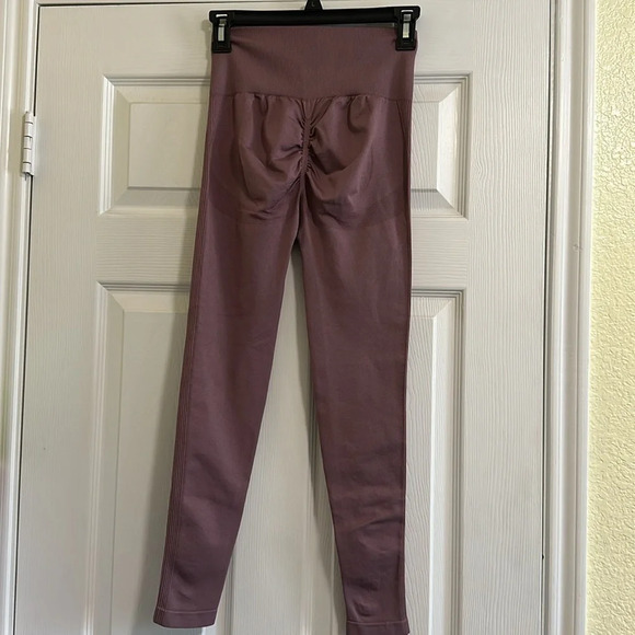 Stretchy Yoga / Workout Leggings with Scrunchy Butt - Mauve Small - Picture 4 of 5